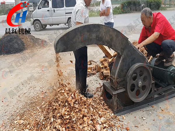 湖北樹根粉碎機作業現場